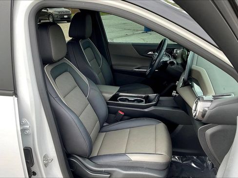Used 2025 Chevrolet Equinox LT w/ Convenience Package II FWD image 16