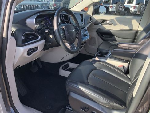 Used 2023 Chrysler Pacifica Touring-L FWD image 23