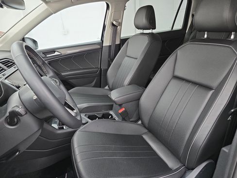 Used 2024 Volkswagen Tiguan SE image 15