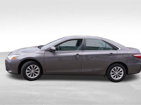 Used 2016 Toyota Camry LE image 9