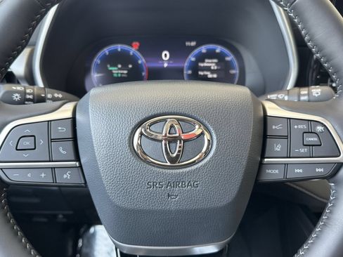 Certified 2026 Toyota Highlander Limited AWD/4WD image 27
