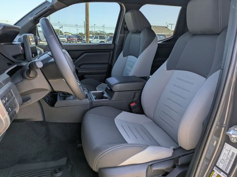 Used 2025 Toyota Tacoma TRD Sport image 13