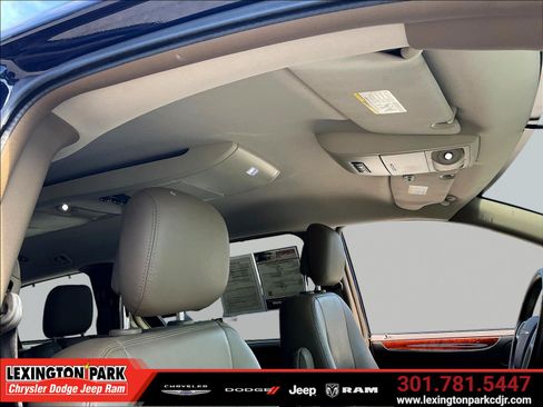Used 2015 Chrysler Town & Country Touring w/ Driver Convenience Group FWD image 26