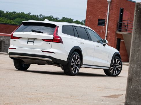 Certified 2026 Volvo V60 B5 Cross Country Ultra w/ Protection Package Premier AWD/4WD image 6