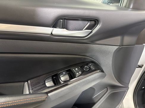Used 2024 Nissan Altima 2.5 SR FWD image 9