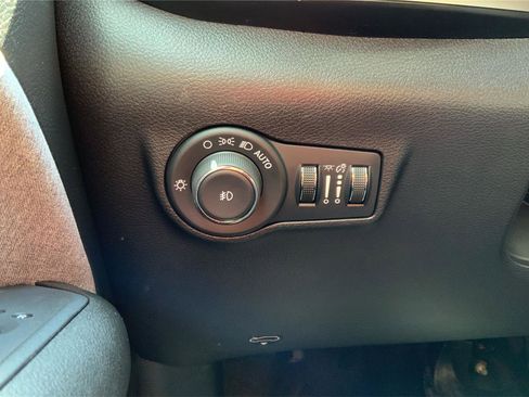 Used 2024 Jeep Compass Latitude AWD/4WD image 17