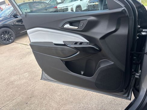 Used 2025 Chevrolet Trax LT image 20