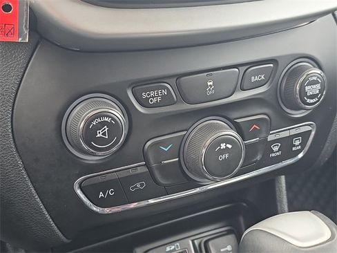 Used 2016 Jeep Cherokee Trailhawk image 19