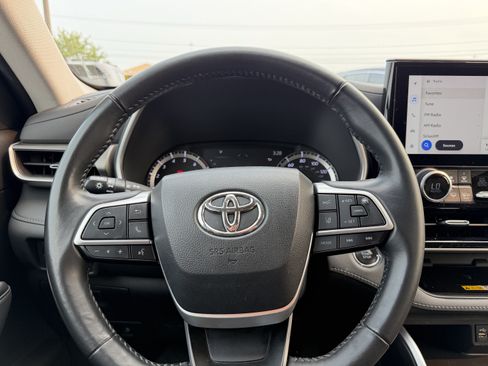 Used 2023 Toyota Highlander XLE AWD/4WD image 14