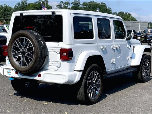 Used 2023 Jeep Wrangler Unlimited Sahara AWD/4WD image 9