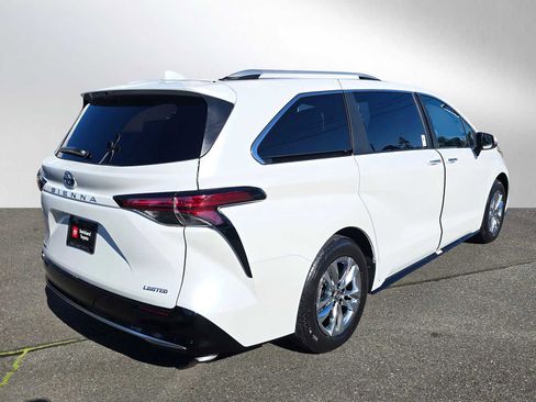 Certified 2025 Toyota Sienna Limited image 3