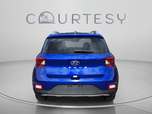 Certified 2025 Hyundai Venue Limited FWD image 4