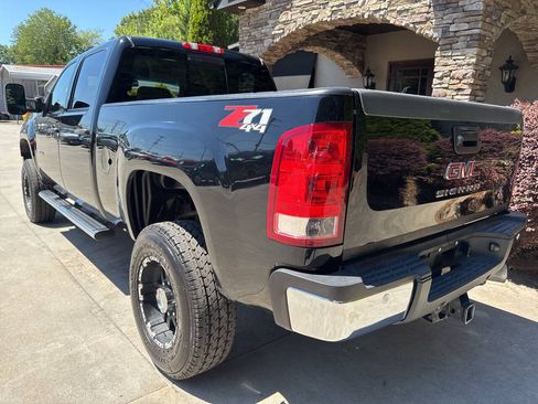 Used 2011 GMC Sierra 2500 SLE w/ SLE Preferred Package AWD/4WD image 3