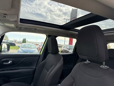 Used 2018 Jeep Renegade Altitude w/ UConnect 8.4 Nav Group image 17