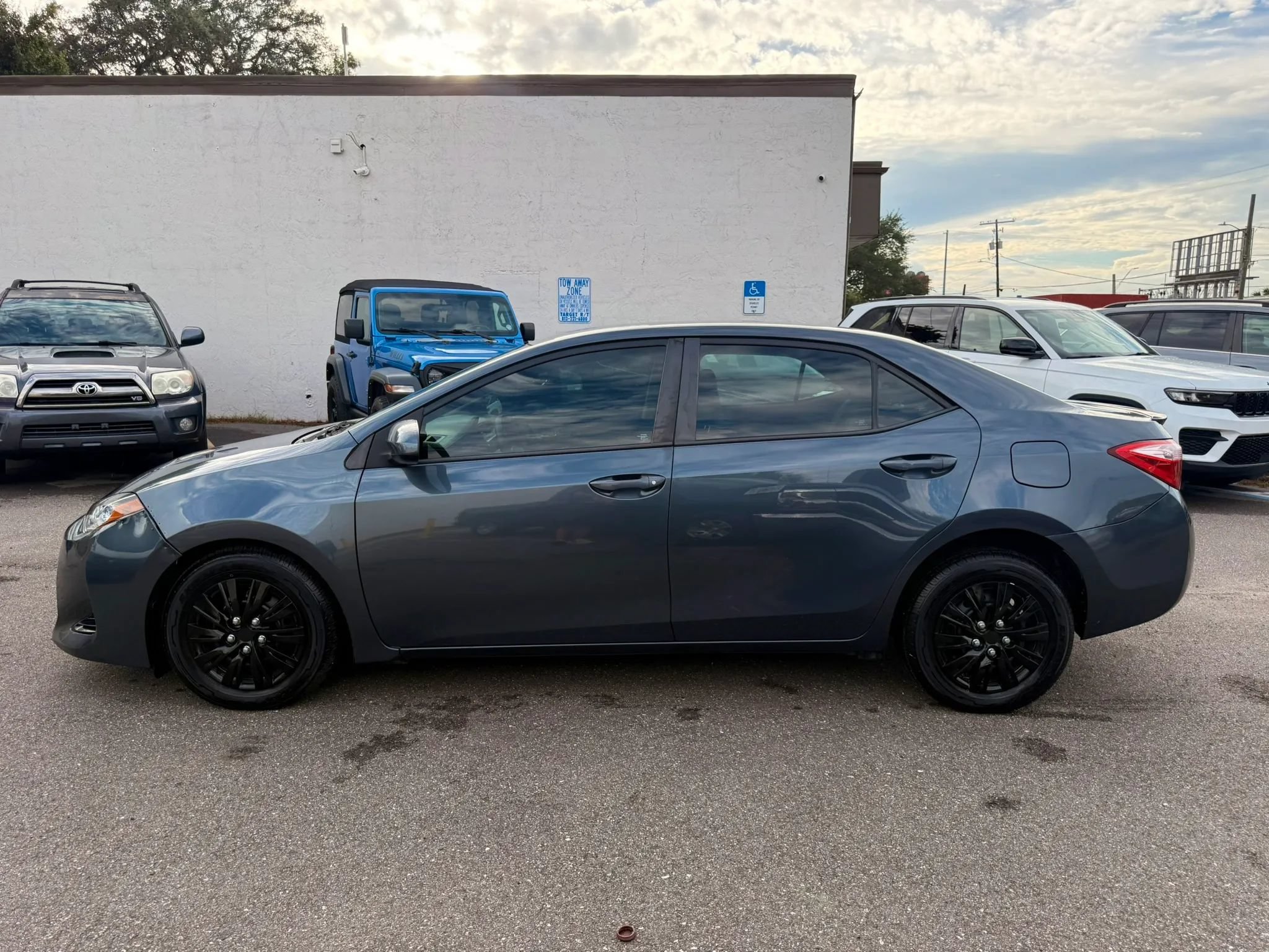 Used 2017 Toyota Corolla LE FWD image 2