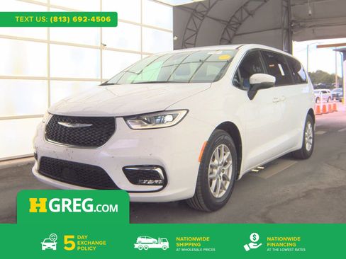 Used 2023 Chrysler Pacifica Touring FWD image 1