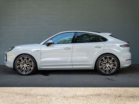 Used 2025 Porsche Cayenne Turbo AWD/4WD image 2