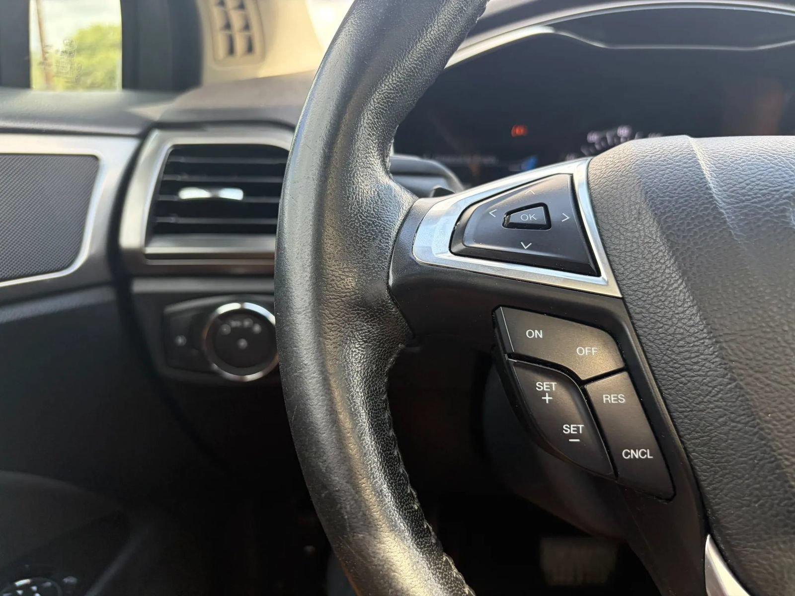 Used 2017 Ford Fusion SE w/ Equipment Group 201A FWD image 21