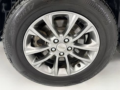 Used 2019 Jeep Cherokee Latitude Plus w/ Comfort/Convenience Group AWD/4WD image 31