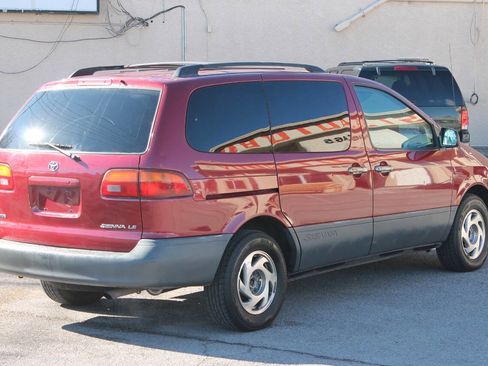 Used 1998 Toyota Sienna LE FWD image 8