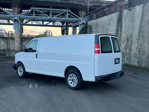 Used 2011 GMC Savana 1500 image 3