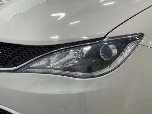Used 2019 Chrysler Pacifica Limited w/ Tire & Wheel Group FWD image 34
