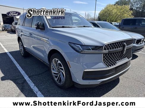 Used 2025 Lincoln Navigator Reserve image 1