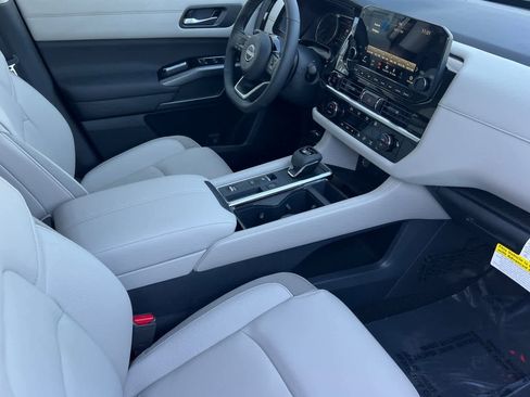 New 2025 Nissan Pathfinder SL image 19