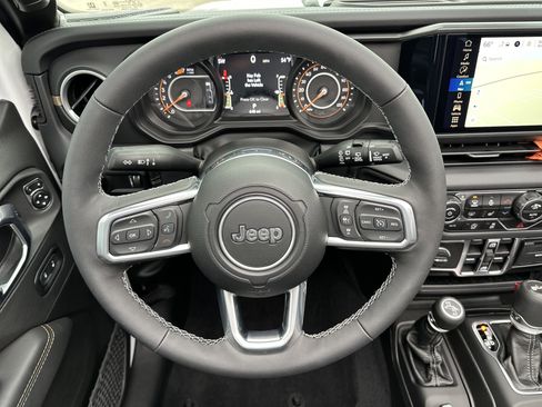 Used 2025 Jeep Wrangler Sahara image 25