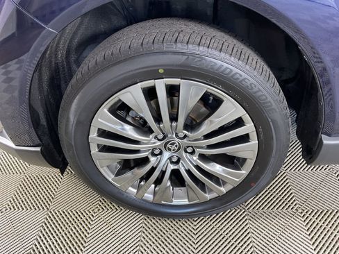 Used 2022 Toyota Venza XLE image 5