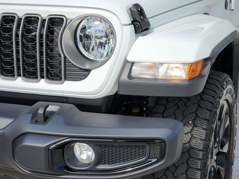 Used 2025 Jeep Gladiator Sport AWD/4WD image 11