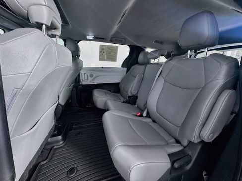Used 2025 Toyota Sienna XLE FWD image 23
