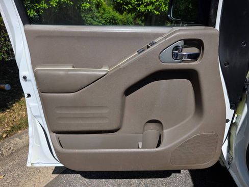 Used 2016 Nissan Frontier SV RWD image 9