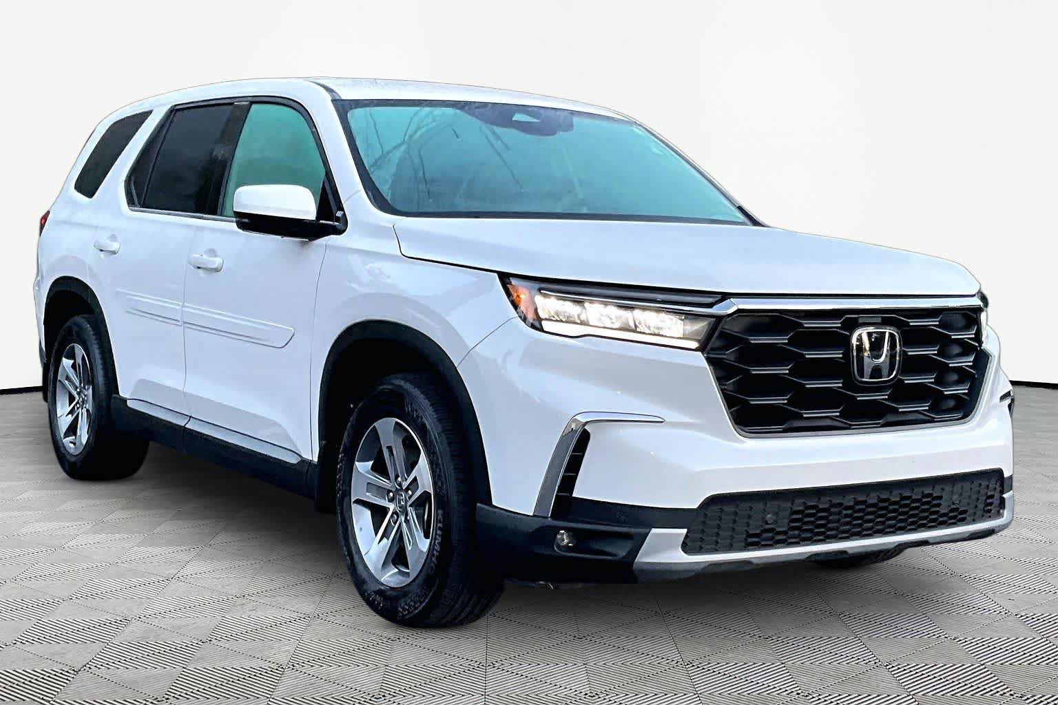 Used 2025 Honda Pilot EX-L image 3