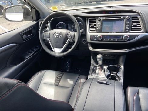 Used 2019 Toyota Highlander SE w/ Protection Package #3 AWD/4WD image 15