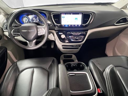 Used 2023 Chrysler Pacifica Touring-L image 30
