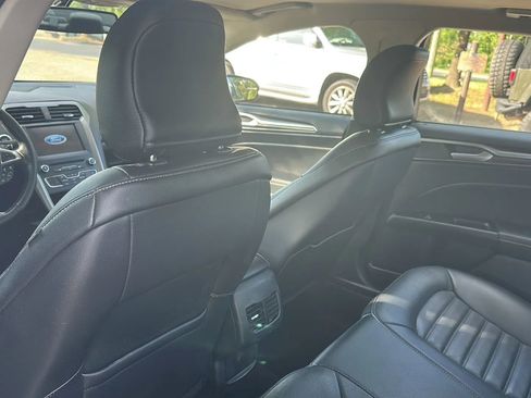 Used 2017 Ford Fusion SE w/ Fusion SE Technology Package AWD/4WD image 16
