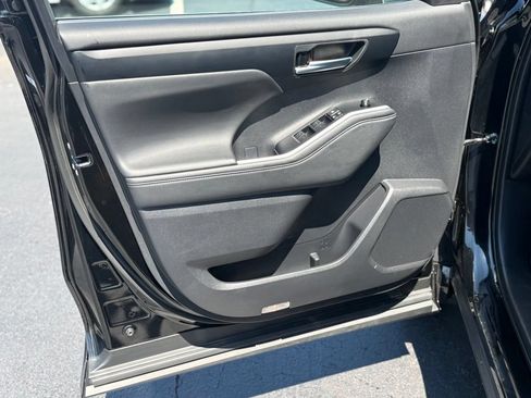 Used 2026 Toyota Highlander XLE AWD/4WD image 14