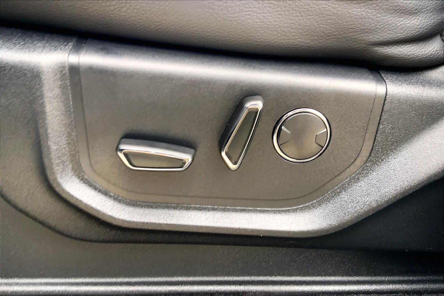 Used 2019 Ford Expedition XLT w/ Equipment Group 202A AWD/4WD image 33