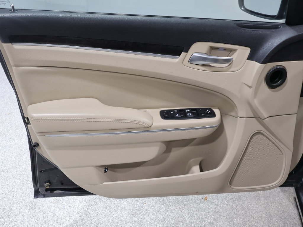 Used 2013 Chrysler 300 AWD w/ Driver Convenience Group image 20