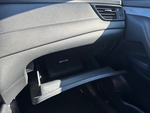 Used 2018 Nissan Rogue SV AWD/4WD image 33