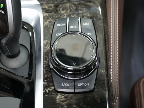 Used 2018 BMW M550i xDrive image 40