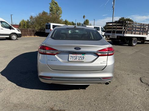 Used 2017 Ford Fusion SE w/ Fusion SE Technology Package FWD image 4