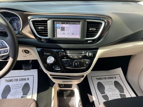 Used 2023 Chrysler Voyager LX image 21