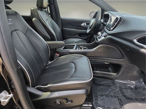 Used 2025 Chrysler Pacifica Limited image 22