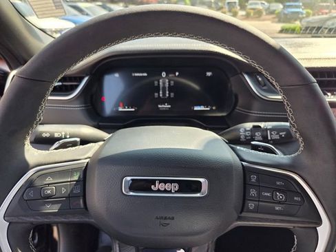 Used 2025 Jeep Grand Cherokee Limited w/ Black Appearance Package AWD/4WD image 21