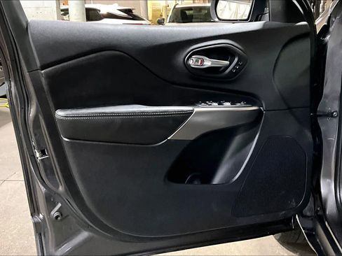 Used 2020 Jeep Cherokee Limited image 21