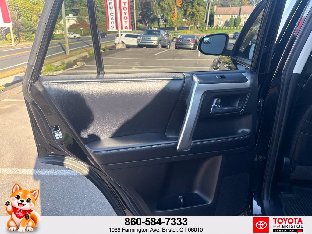 Used 2017 Toyota 4Runner SR5 AWD/4WD image 31
