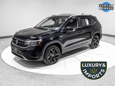 Used 2024 Volkswagen Taos SE w/ Black Wheel Package image 1