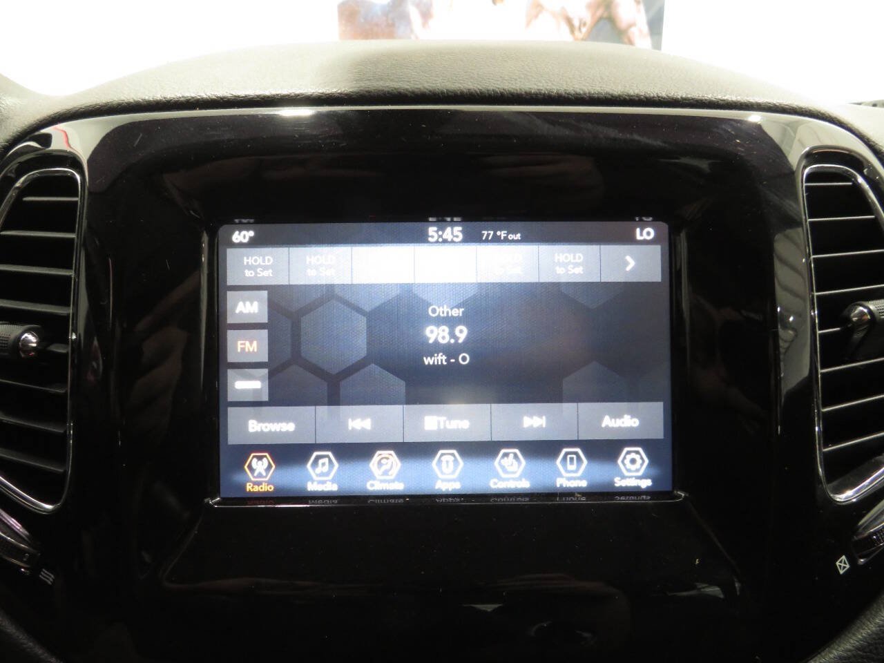 Used 2019 Jeep Compass Latitude AWD/4WD image 16